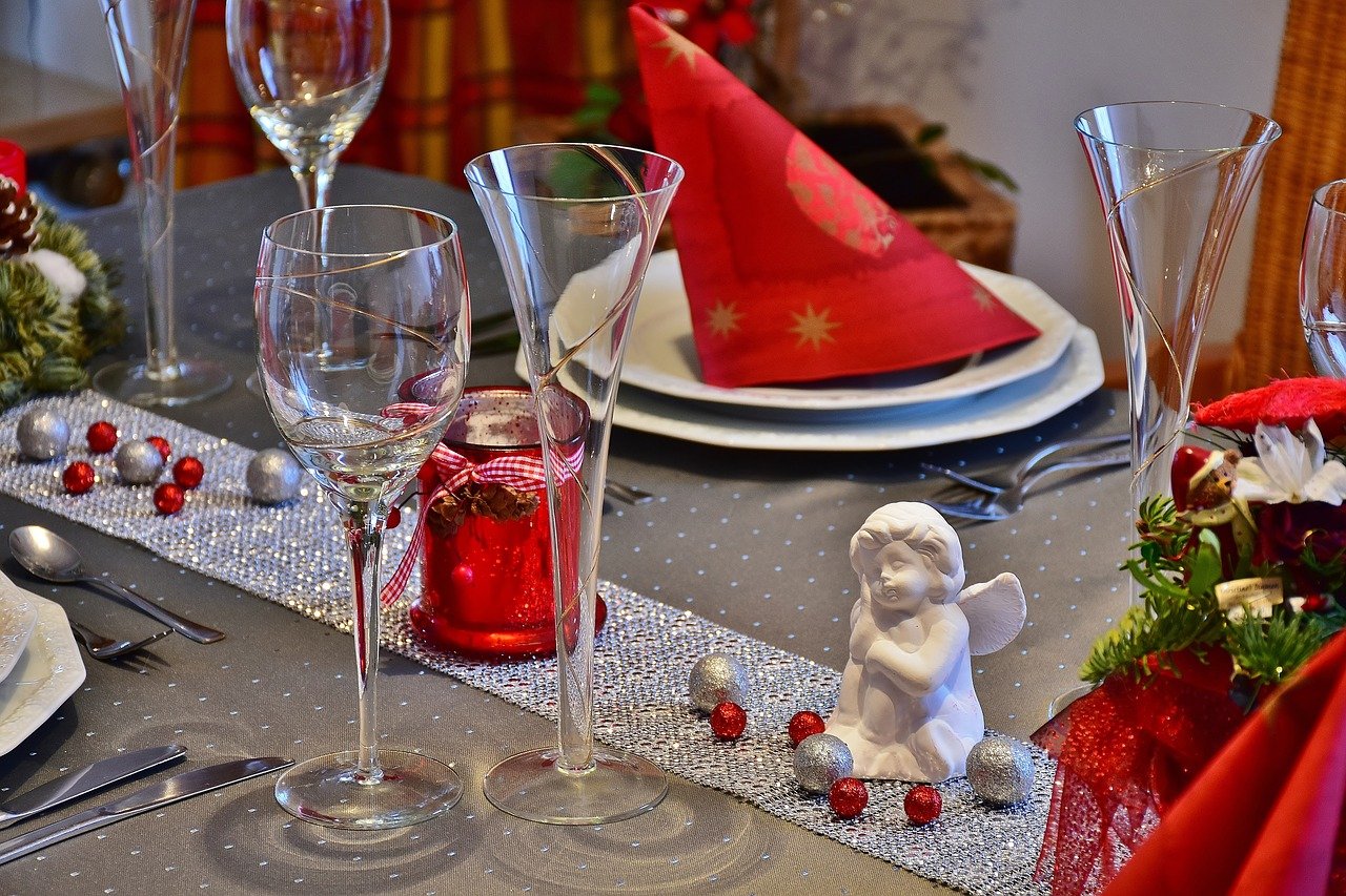 Serwetki jednorazowe jako dekoracja bożonarodzeniowego stołu
