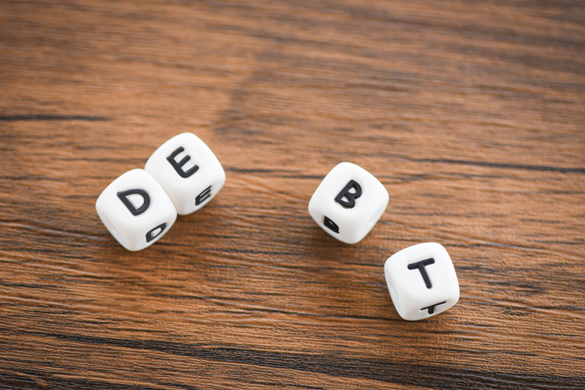 Czy kredyt konsolidacyjny to bezpieczna strategia dla wielu zobowiązań?