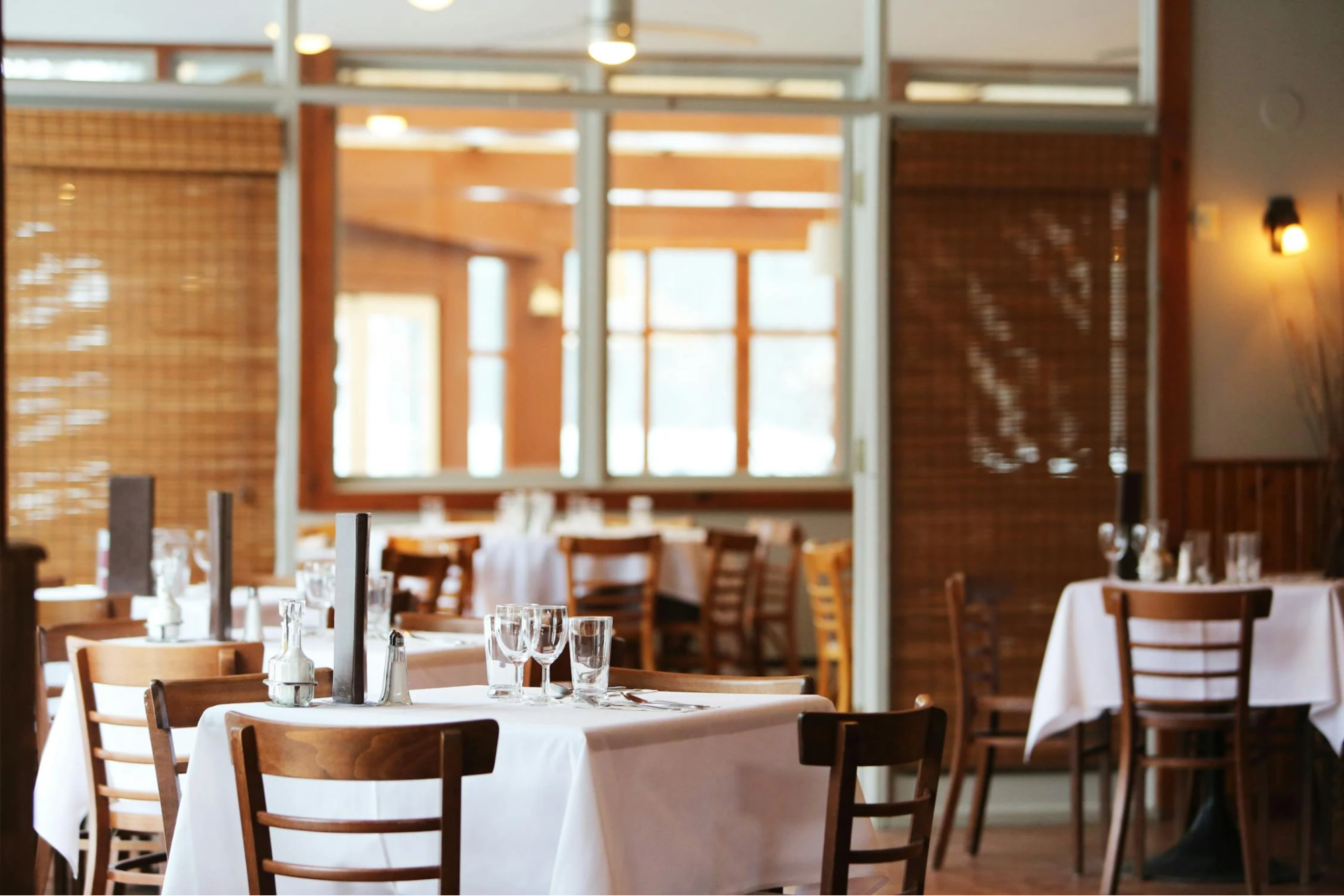 Drewniane stoły i krzesła do restauracji – ponadczasowy wybór